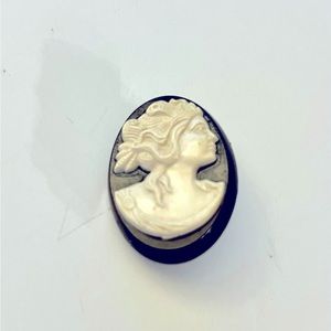 Small cameo pin, vintage plastic. Black and white.